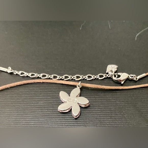 💠LEATHER & SILVER NECKLACE, FLOWER-SHAPED PENDANT AND DIAMOND STONE💠 - Picture 8 of 10